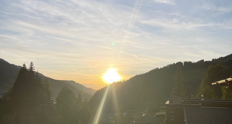 Sonnenuntergang vor Bergpanorama